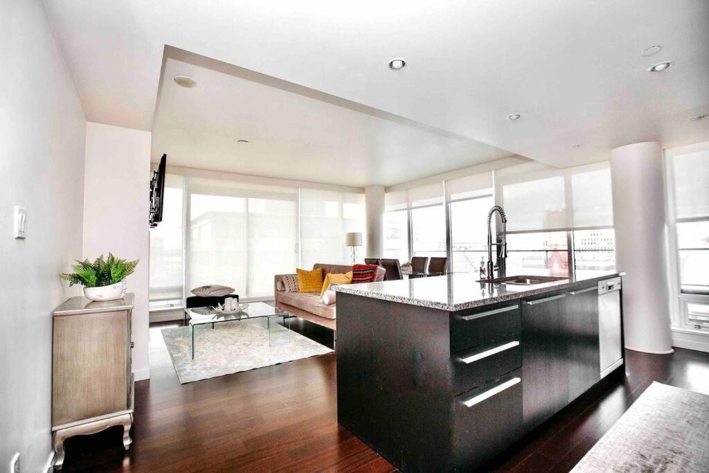 Victoria'S Best Location 2 Bedroom Luxe Condo Exterior photo