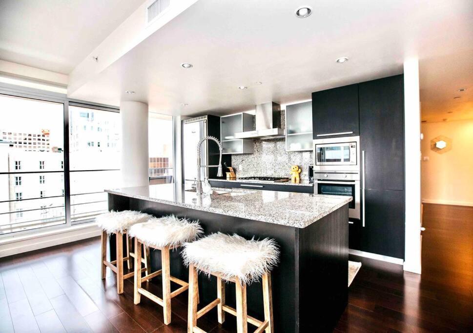 Victoria'S Best Location 2 Bedroom Luxe Condo Exterior photo